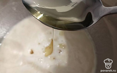 В полученную опару добавляем соль, растительное масло и перемешиваем.