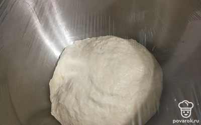 Вводим оставшуюся муку и замешиваем мягкое эластичное тесто. Если тесто липнет к рукам, то смазываем их маслом. Много муки добавлять не нужно.