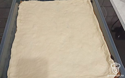 Тесто получается мягкое, податливое. Начинку для пиццы выбираем любую, на свой вкус.