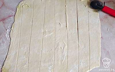 Раскатываем. Разрезаем на полоски. Можно использовать нож для пиццы.