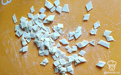 Можно нарезать лапшу ромбом. Готовую лапшу отправляем сушиться.