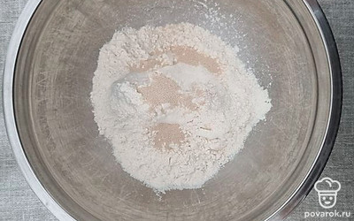 Муку просеять через сито. Смешать с дрожжами, добавить соль, перемешать.