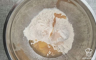 В муку вбить одно яйцо и положить 3 столовые ложки растительного масла. 