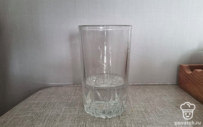 Добавить воду в полученную массу. Замесить тесто сначала ложкой, а потом руками. Хорошо вымесить и поставить тесто в теплое место. Через 40 минут, когда тесто поднимется, можно печь. 