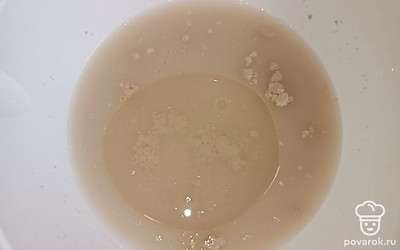 Готовим тесто. В 300 миллилитров теплой воды добавляем щепотку сахара, 10 грамм дрожжей, соль по вкусу и 50 миллилитров растительного масла. Все тщательно перемешиваем и вводим частями 500 грамм муки. Вмешиваем тесто, накрываем пищевой пленкой и оставляем отдыхать примерно 30 минут.