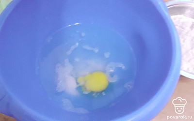 Яйцо соедините с водой и солью. Смешайте.