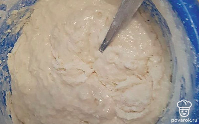 Замесите тугое тесто и оставьте на 10-20 минут, чтобы оно отдохнуло.