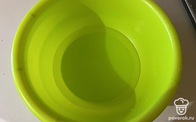 В миску налейте ледяную воду. 