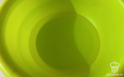 Растворите соль в воде. 