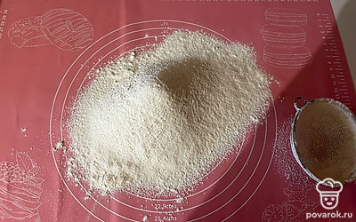 На рабочую поверхность просейте всю муку. 