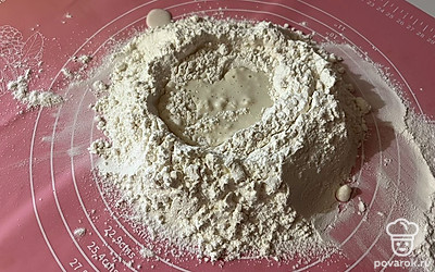 Начните перемешивать руками воду с мукой. 