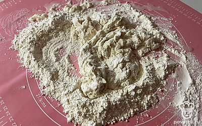 Влейте оставшуюся воду в муку. 