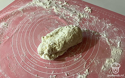 Начните руками замешивать тесто. 