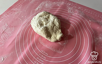 Вымешивайте тесто до гладкого состояния минимум 20 минут. 