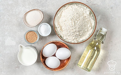 Все ингредиенты заранее достаньте из холодильника, чтобы они были теплыми. Молоко слегка разогрейте. Пшеничную муку просейте. Яйцо хорошо вымойте. Достаньте венчик.