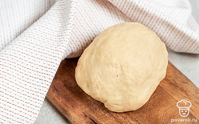Всыпьте соль и маленькими порциями начните добавлять муку. Замешивайте тесто, пока оно не станет мягким и не соберется в шар. Накройте полотенцем и оставьте на один час. Потом обомните и начните лепить пирожки. 