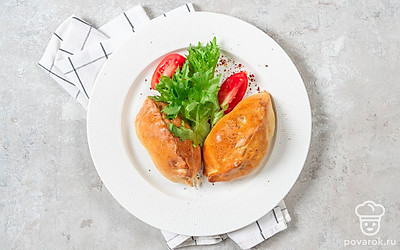 Начинка может быть любой, но помните, что тесто получилось чуть сладковатым. Выпекайте пирожки при температуре 200 градусов 20-30 минут.