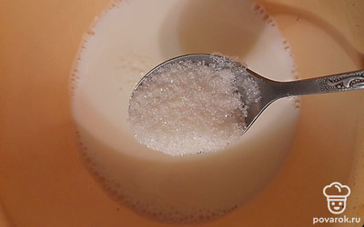 Добавьте в молоко соль и сахар.