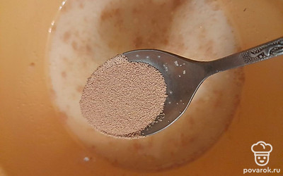 Всыпьте дрожжи.