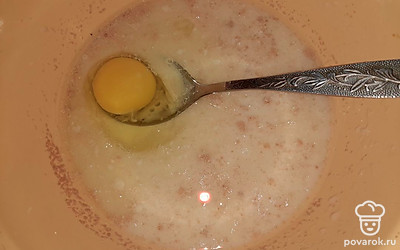 Добавьте яйцо и хорошо перемешайте.