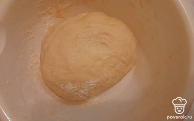 Вымешивайте тесто 3-4 минуты, затем накройте пищевой пленкой и уберите в теплое место на 2 часа 30 минут.