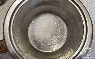 В сотейник поместите сахар и соль. 