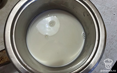Влейте в емкость молоко. 