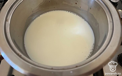 Поставьте молоко на медленный огонь. Постоянно помешивая, доведите его до кипения и снимите с огня. 