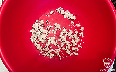 В глубокой миске измельчите дрожжи руками. 