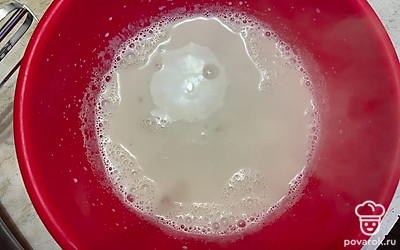 Залейте дрожжи молоком и перемешайте. 