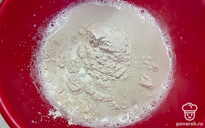 Добавьте к молоку 20 грамм муки. 