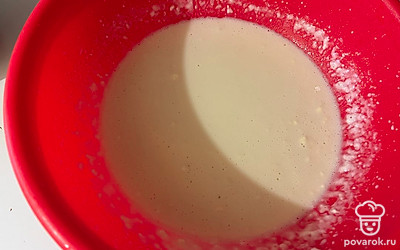 Отставьте миску с дрожжами настояться на 5 минут. 