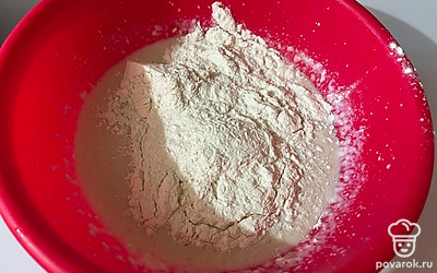 Добавьте в емкость 50 грамм муки. 