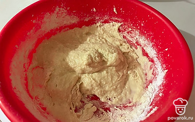 Замешайте липкое тесто. 