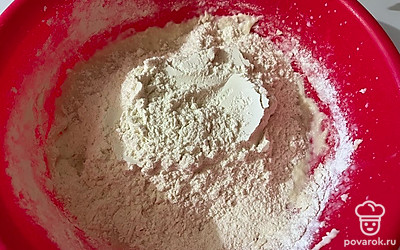 Добавите в миску всю оставшуюся муку. 