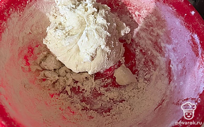 Вмешайте муку руками в липкое тесто. 