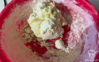 Добавьте к тесту одну столовую ложку масла. 