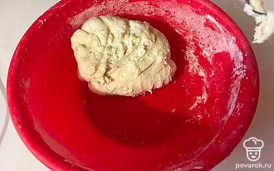 Вмешайте масло в тесто. На этом этапе тесто должно перестать липнуть к рукам, но в то же время оставаться мягким. 