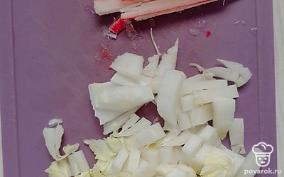 Нарезать лук, капусту, крабовые палочки.
