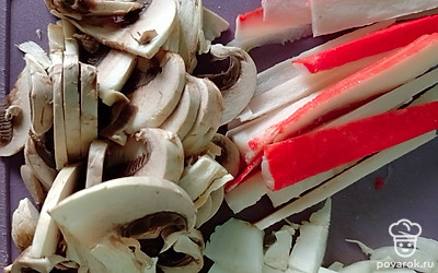 Шампиньоны порезать крупными кусочками.