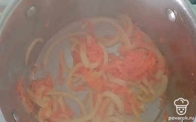 Лук и морковь обжарить.