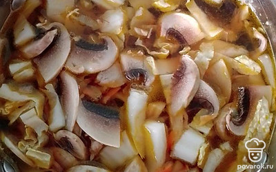 Добавить остальные овощи и соевый соус, залить водой. Варить 10 минут на слабом огне.