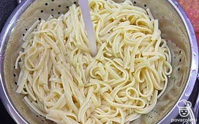 Отварить и промыть лапшу.