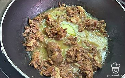 На сковороду положить сливочное масло, добавить тушенку и хорошо ее разогреть.