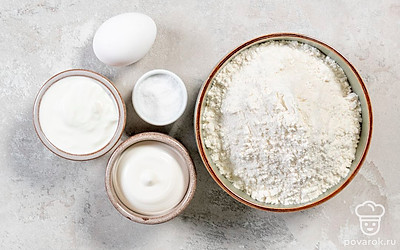 Достаньте все продукты из холодильника заранее, чтобы они согрелись до комнатной температуры. Просейте муку.