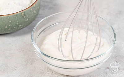 Смешайте в глубокой миске майонез и сметану, добавьте яйцо и взбейте венчиком. Постепенно добавляйте муку, постоянно перемешивая, чтобы избежать комков. Затем посолите и продолжайте взбивать, пока тесто не станет гладким и однородным.