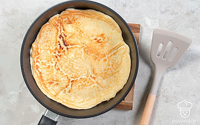 Разогрейте сковороду на среднем огне и добавьте немного масла. Выложите тесто на сковороду и распределите его по всей поверхности, формируя тонкую круглую основу для пиццы. Обжаривайте тесто с обеих сторон, пока оно не станет золотистым и хрустящим. 