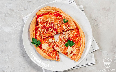 Выложите на готовую основу для пиццы свои любимые ингредиенты и отправьте в духовку на 10 минут при температура 220 градусов. 