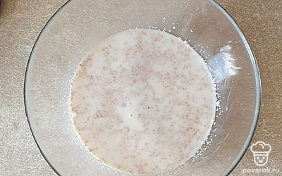 Молоко немного подогрейте до теплого, но не горячего состояния. Добавьте к нему сахар и дрожжи. Перемешайте и оставьте до образования пенной шапочки.