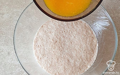 Сливочное масло растопите, смешайте с желтком и отправьте его к дрожжам и молоку.